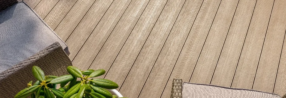 WPC-Terrasse mit Gartenmöbeln